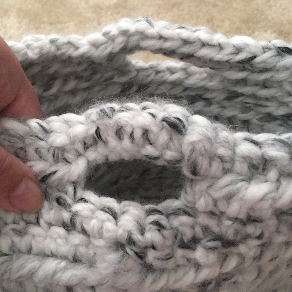 Crocheted basket - Picture 3 of 3